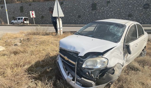 Sinop'ta istinat duvarına çarpan otomobildeki 2 kişi yaralandı