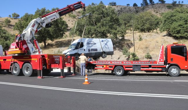 Taşova'da menfeze düşen panelvanın sürücüsü yaralandı