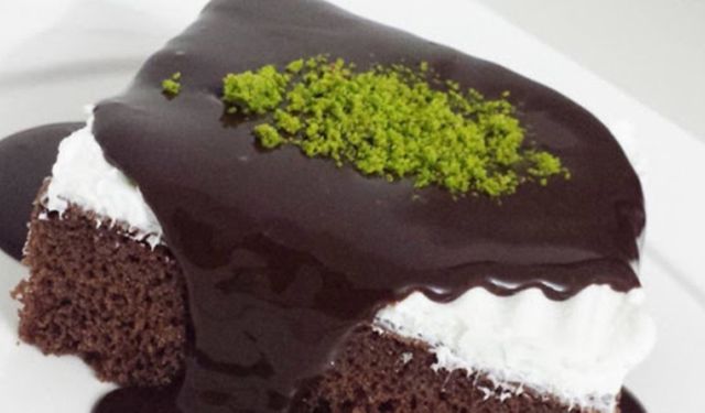 Çikolata ve krem şantinin muhteşem buluşması: Tadına doyamayacağınız Ağlayan Pasta tarifi