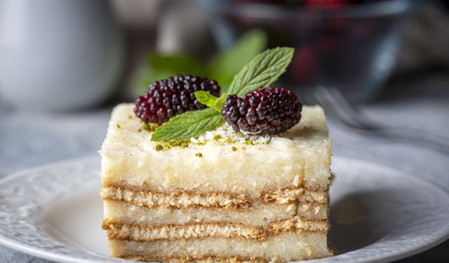 Şerbetli tatlılara veda edin: 5 malzeme ile Bisküvili İrmik Tatlısı nasıl yapılır?