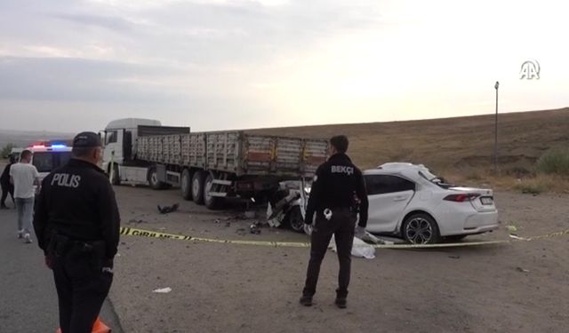 Kırıkkale-Çorum yolunda feci kaza: Tıra çarpan otomobilin sürücüsü öldü, eşi ağır yaralı
