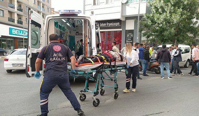 Kıbrıs Caddesi'nde kaza! Otomobil ile motosiklet çarpıştı: 2 yaralı