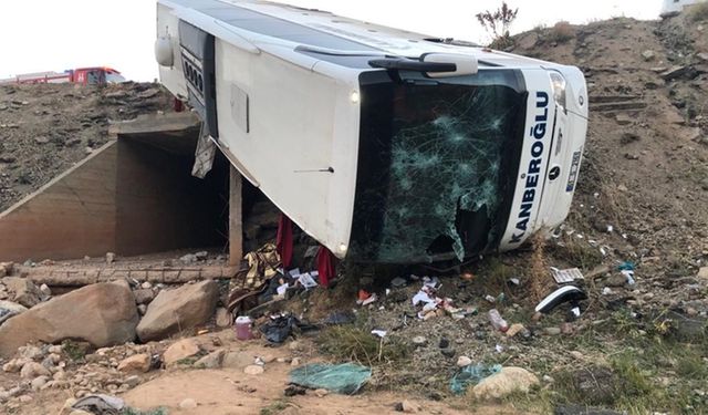 Yolcu otobüsü şarampole devrildi: 3 kişi hayatını kaybetti, 22 kişi yaralandı