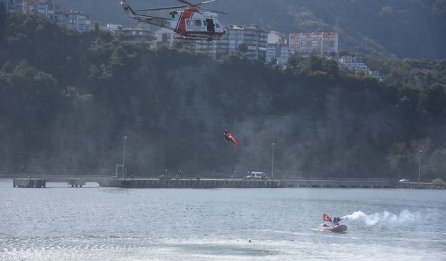 Amasra'da sahil güvenlik helikopteri ve botlarla Cumhuriyet'in 100. yılına özel gösteri yapıldı