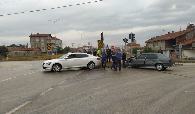 Amasya'da iki otomobilin çarpıştığı kazada 2 kişi yaralandı