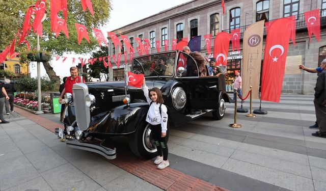 Atatürk'ün makam aracı olarak kullandığı otomobilin benzeri Trabzon'da sergilendi