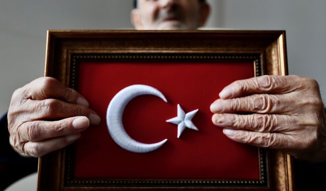 CUMHURİYET'İN 100. YILI -  Cumhuriyetle yaşıt Harun dedenin elinden Türk bayrağı, dilinden vatan sevgisi eksik olmuyor