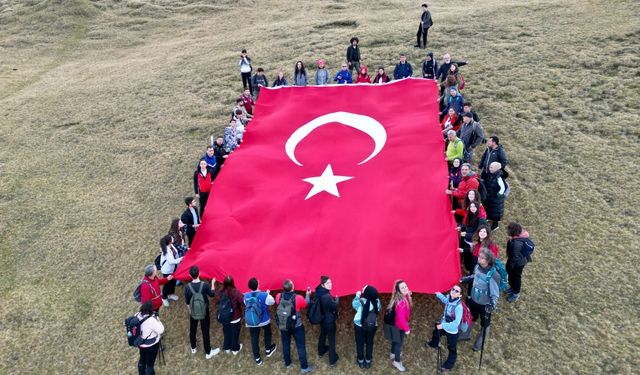Düzce'de 1830 rakımda Türk bayrağı açarak Cumhuriyet'in 100. yıl dönümünü kutladılar
