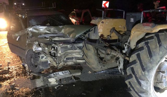 Düzce'de otomobilin traktör römorkuna çarpması sonucu 3 kişi yaralandı