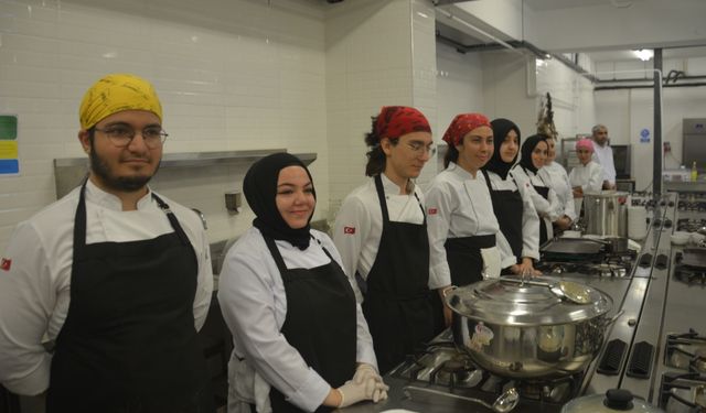 Düzce'de üniversite öğrencileri şehit ailelerine ve gazilere hazırladıkları yemekleri ikram etti