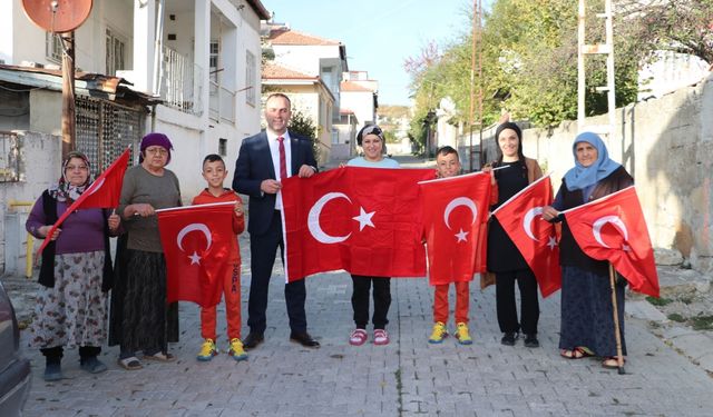 Havza Yeni Mahalle Muhtarı Şahin, mahallede Türk bayrağı dağıttı