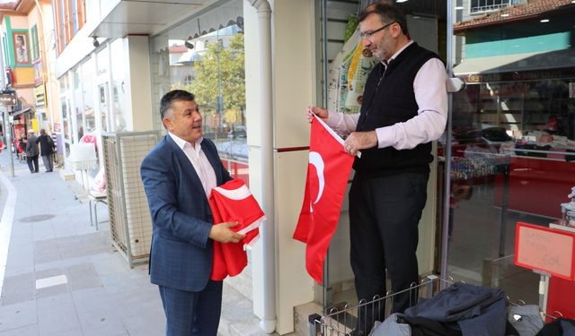 Havza'da vatandaşlara ve esnafa Türk bayrağı dağıtıldı