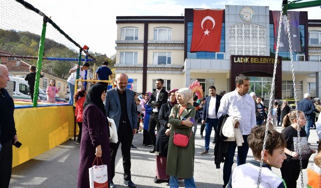 Ladik'te Cumhuriyet Bayramı dolayısıyla çelenk sunma törene düzenlendi