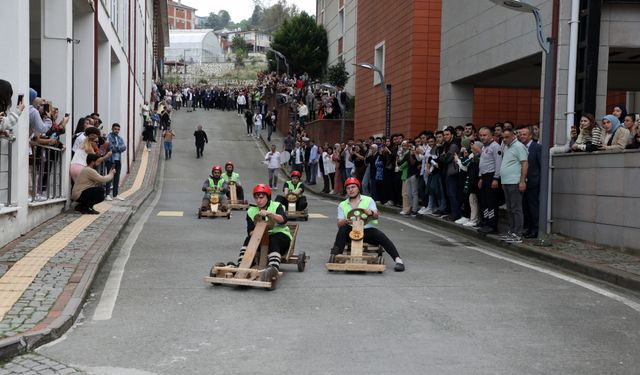 Rize'de üniversite öğrencileri tahta araba yarışlarıyla heyecan dolu anlar yaşadı