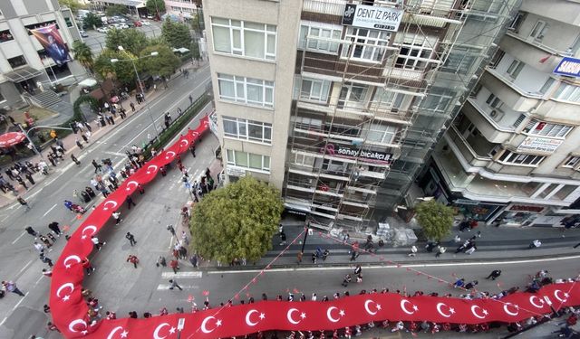 Samsun'da 1919 metrelik Türk bayrağıyla Cumhuriyet Yürüyüşü yapıldı