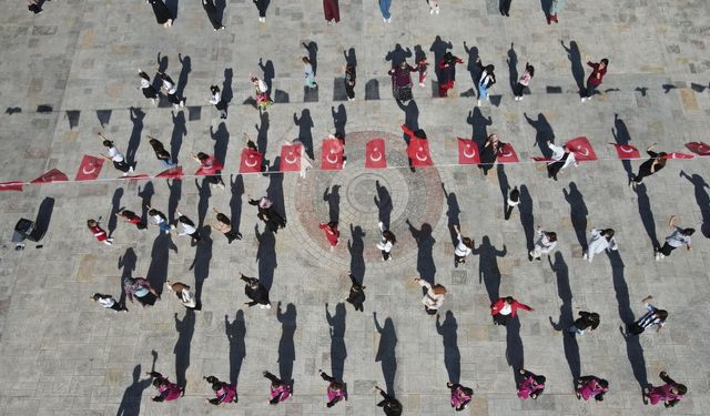 Samsun'da Atatürk'ün sevdiği "zeybek" aynı anda 60 kadın tarafından oynandı