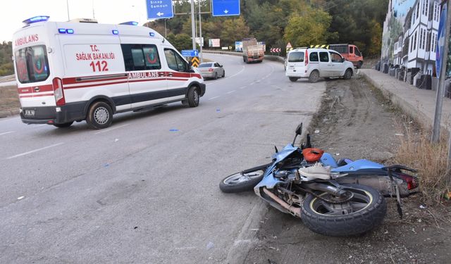 Sinop'ta otomobille çarpışan motosikletteki 2 kişi yaralandı