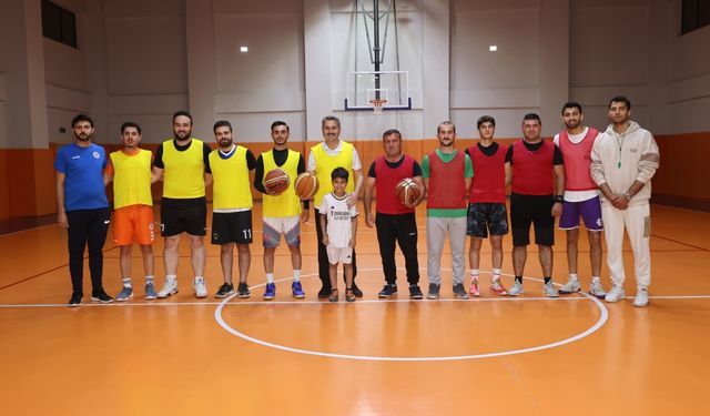 Tokat Belediye Başkanı Eroğlu gençlerle basketbol oynadı