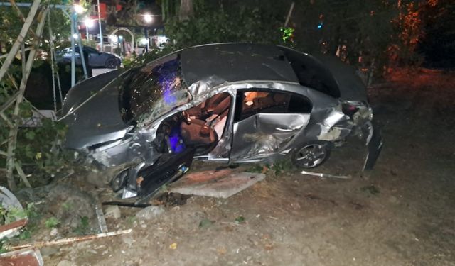 Tokat'ta elektrik direğine çarpan otomobildeki 3 kişi yaralandı