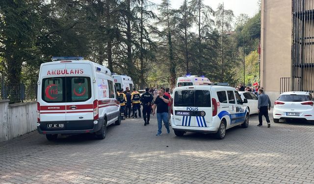Zonguldak'ta okuldaki kutlamalarda yakılan meşalenin parlaması sonucu 3 veli yaralandı