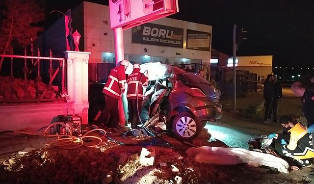 Çorum'da korkunç kaza! Otomobil reklam panosuna çarptı: 3 ölü