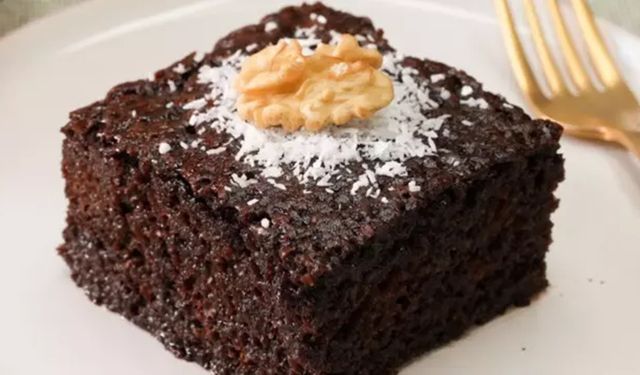 Misafirlerinizi büyüleyecek tam kıvamında Kakaolu Islak Kek tarifi