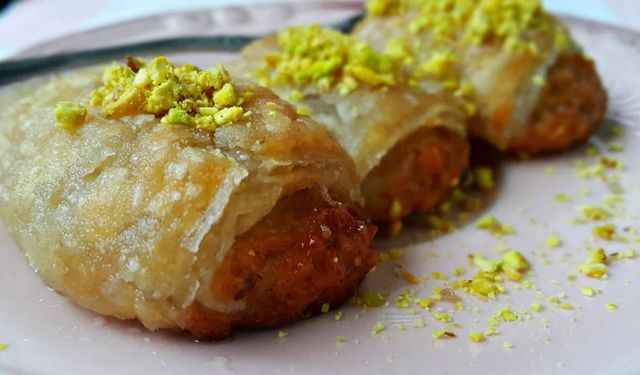Milföy hamuruyla baklava tadında tatlı yapın: Zahmetsiz tatlıların kraliçesi Samsa Tatlısı tarifi