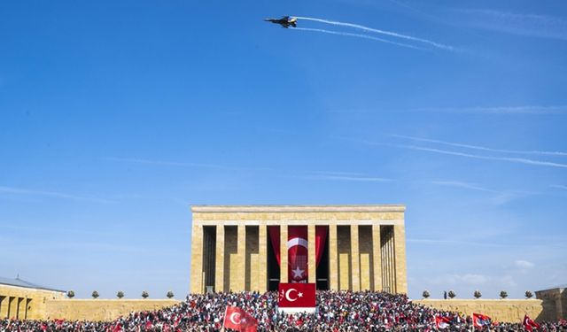 SOLOTÜRK'ten Anıtkabir üzerinde Cumhuriyet'in 100. yıl dönümüne özel uçuş gösterisi