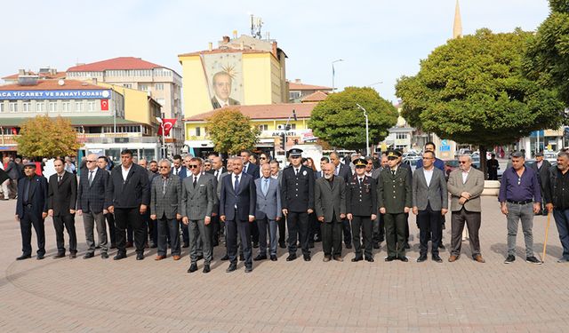 Alaca’da Cumhuriyetimizin 100’üncü yılında Atatürk Anıtı’na çelenk