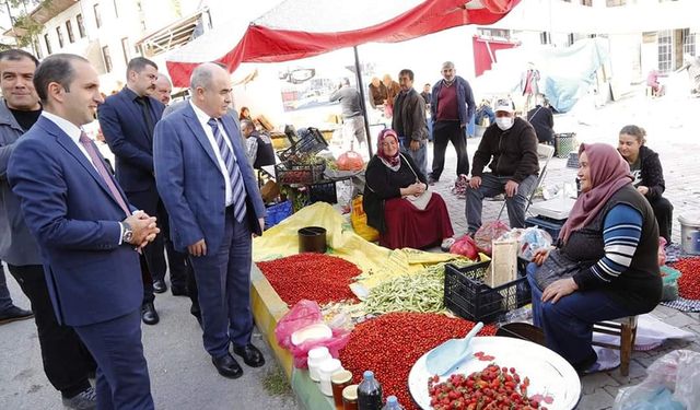 Vali Zülkif Dağlı, semt pazarında esnaf ve vatandaşla buluştu