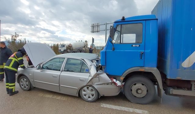 Amasya'da kamyonla çarpışan otomobilin sürücüsü yaralandı