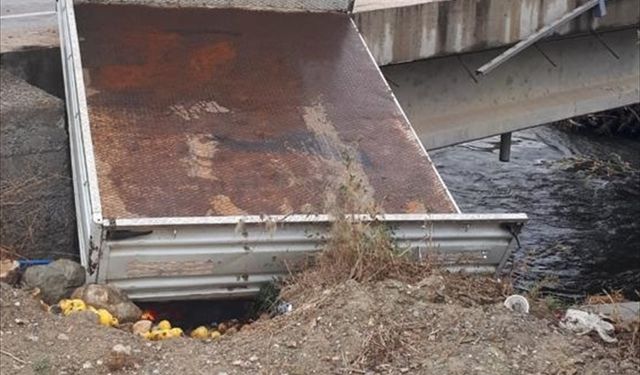 Amasya'da köprüde asılı kalan kamyonetteki 2 kişi yaralandı