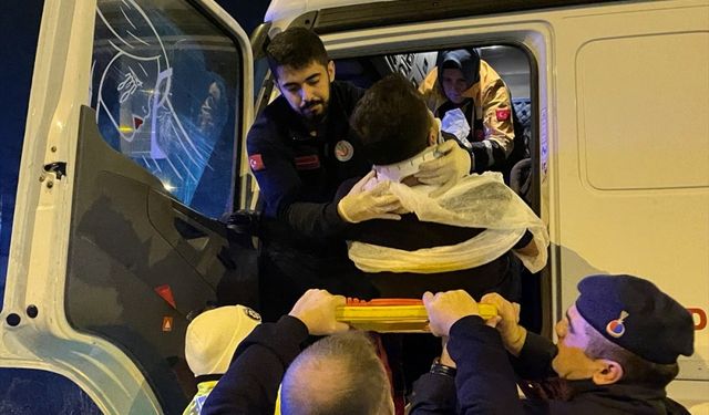 Anadolu Otoyolu'nda tırdan düşen demir parçasının isabet ettiği sürücü yaralandı