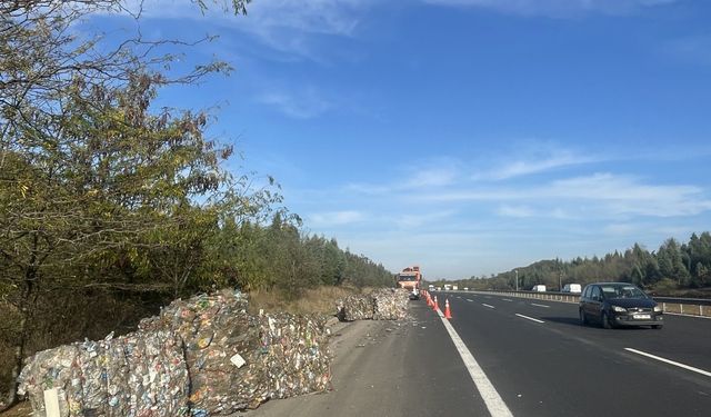 Anadolu Otoyolu'nun Düzce geçişinde tırın dorsesinden yola dökülen atık malzemeler ulaşımı aksattı