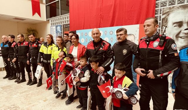 Bolu'da 100 çocuğa oyuncak polis arabası hediye edildi