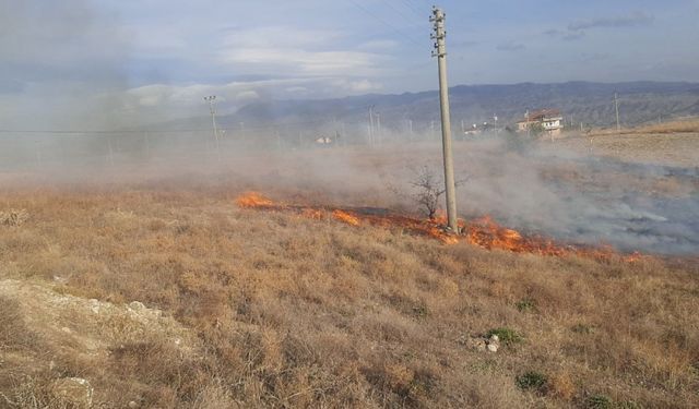 Dodurga'da anız yangınını itfaiye ekipleri söndürdü
