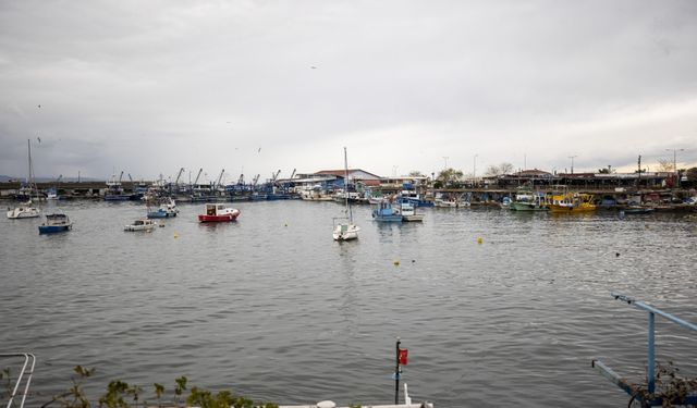 Fırtınanın vurduğu Karadeniz Ereğli'de balıkçılar, ekmek teknelerinin başında nöbet tutuyor