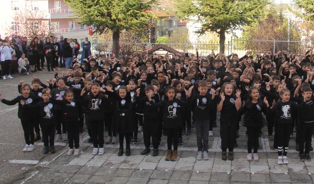 Havza'da 457 öğrenci, Atatürk'ü seslendirdikleri şarkı ile andı