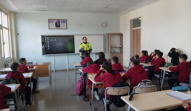 Kastamonu'da polisler öğrencilere trafik eğitimi verdi