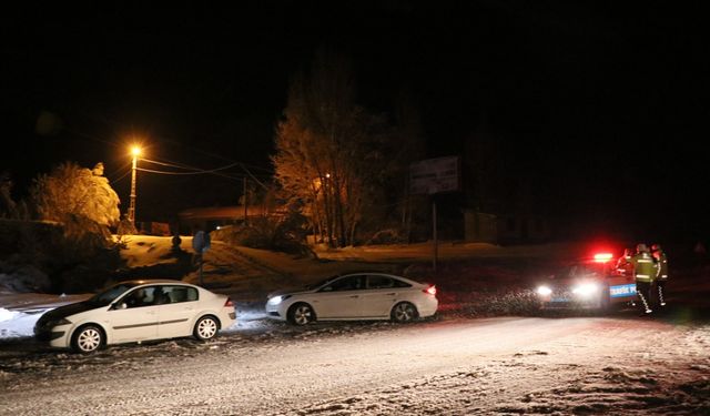 Kop Dağı Geçidi'nde kar ve tipi ulaşımda aksamalara yol açıyor