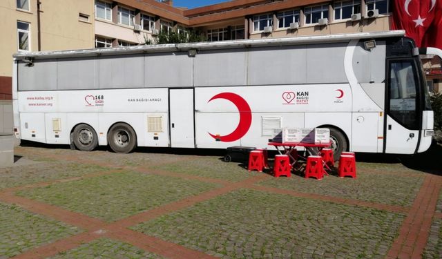 Türk Kızılay Sinop Kan Alma Birimi seyyar araçla kan bağışı alıyor