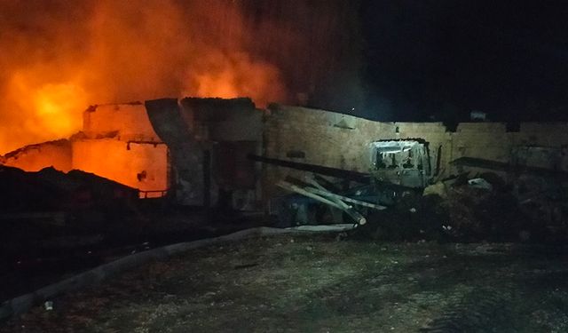 Çorum’da yangın felaketi: 3 traktör, 1 kamyonet ve binlerce saman balyası yandı