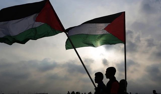 Filistin bayrağı ve renklerinin yasaklanması sonrası, hangisi protesto sembolü haline gelmiş ve bir dönem sokakta onu taşıyanlar tutuklanmıştır?
