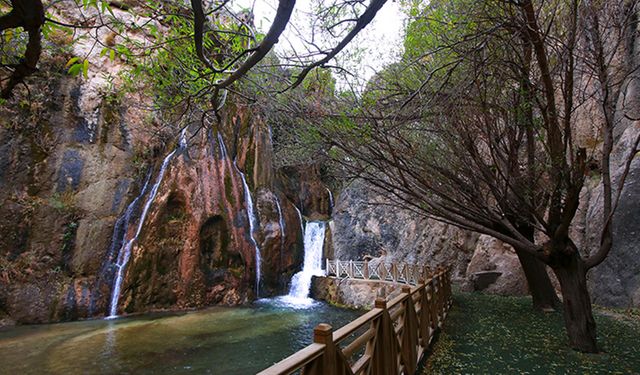 Darende'nin saklı cenneti: Günpınar Şelalesi'nde Sonbahar'ın güzelliği
