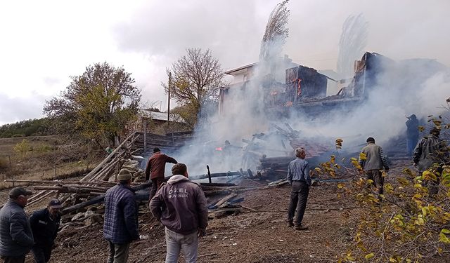 İskilip'te korkutan yangın: Aşağı Şeyhler köyünde ev ve samanlık kül oldu!