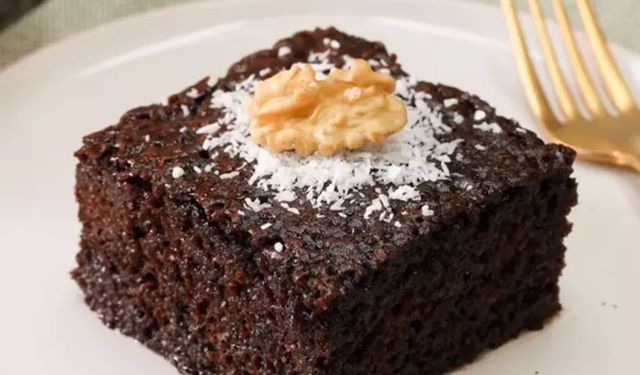 Bir dilimle yetinmeyeceğiniz lezzet: Ağzınızda eriyecek enfes Kakaolu Islak Kek tarifi