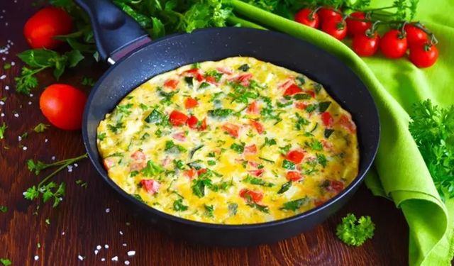 Artık kahvaltılarınız daha lezzetli olacak: Herkesin bayıldığı Sebzeli Omlet tarifi