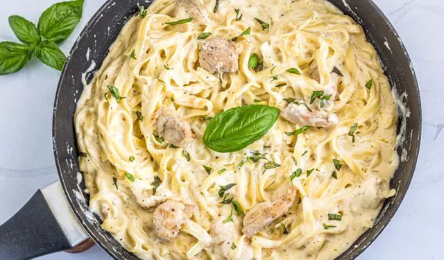 Restoranlarda yediğinizden daha lezzetli: İtalyan şeflerin püf noktalarıyla Tavuklu Fettuccine Alfredo evde nasıl yapılır?
