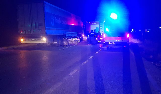 Çorum-Yozgat yolunda feci kaza! Otomobil TIR'ın altına girdi: 1 ölü