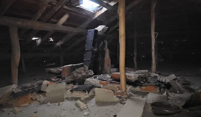 Çorum'da korku dolu anlar: Binaya yıldırım düştü!
